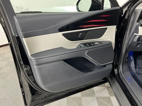 Used 2025 Lincoln Nautilus Premier AWD/4WD image 18