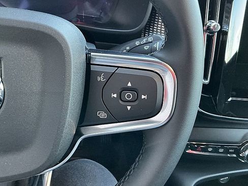 Certified 2025 Volvo XC40 B5 Plus image 28