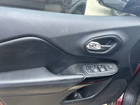 Used 2019 Jeep Cherokee Latitude Plus image 3