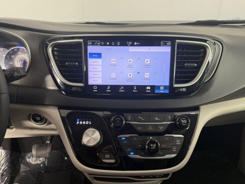 Used 2023 Chrysler Pacifica Touring-L FWD image 20