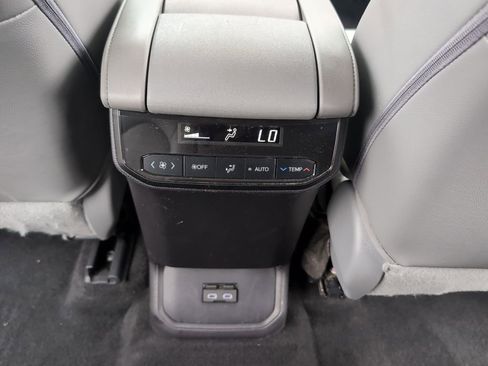 Used 2023 Toyota Highlander XLE image 19