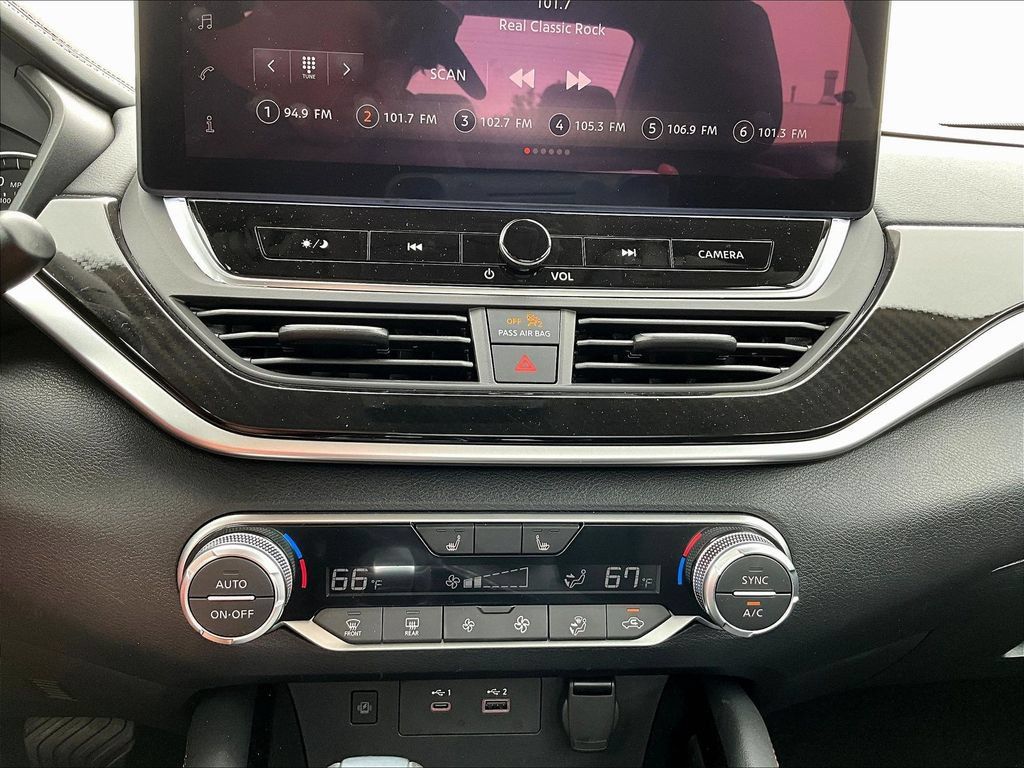 Used 2025 Nissan Altima 2.5 SR w/ SR Premium Package FWD image 17