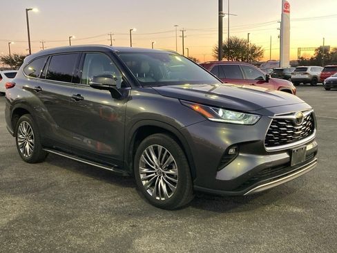 Used 2024 Toyota Highlander Platinum image 3