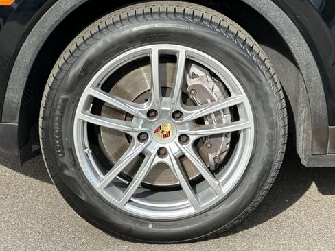 Certified 2023 Porsche Cayenne Platinum Edition image 27