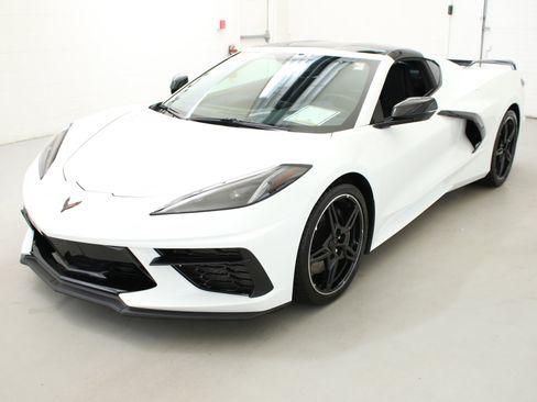 Used 2021 Chevrolet Corvette Stingray Coupe w/ Z51 Performance Package RWD image 3