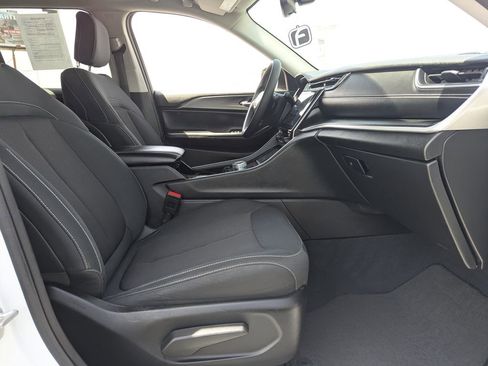 Used 2023 Jeep Grand Cherokee Laredo RWD image 34
