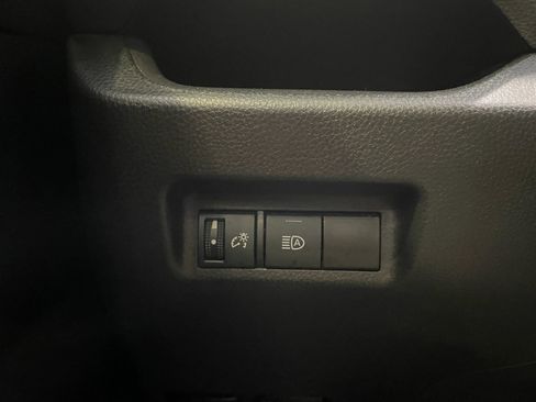 Used 2021 Toyota RAV4 LE AWD/4WD image 10