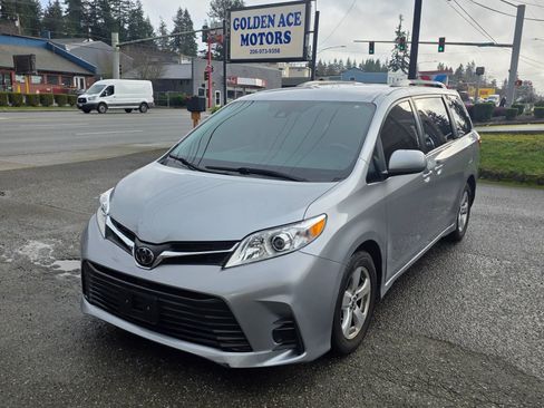 Used 2018 Toyota Sienna LE image 1