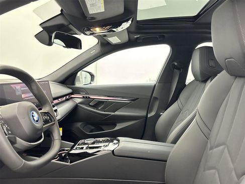 Used 2024 BMW i5 eDrive40i w/ Premium Package image 24