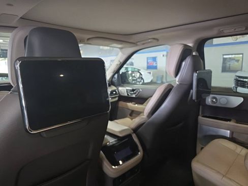 Used 2023 Lincoln Navigator Reserve AWD/4WD image 7