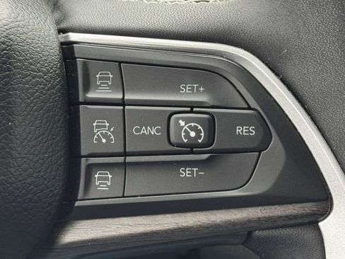 Used 2023 Jeep Grand Cherokee Limited w/ Black Appearance Package image 28