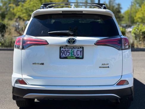 Used 2018 Toyota RAV4 XLE AWD/4WD image 4