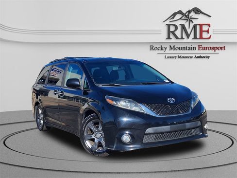 Used 2016 Toyota Sienna SE image 1