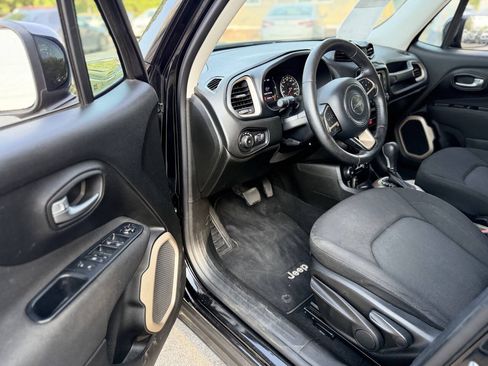 Used 2017 Jeep Renegade Latitude AWD/4WD image 8