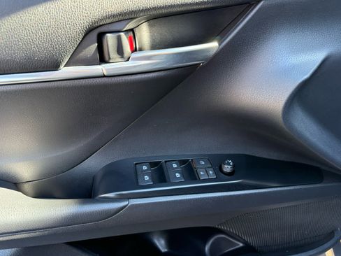 Used 2020 Toyota Camry SE image 12