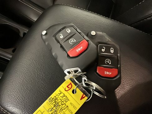Used 2023 Jeep Wrangler Unlimited Sahara w/ Cold Weather Group AWD/4WD image 19