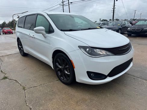 Used 2019 Chrysler Pacifica Touring Plus w/ S Appearance Package image 4
