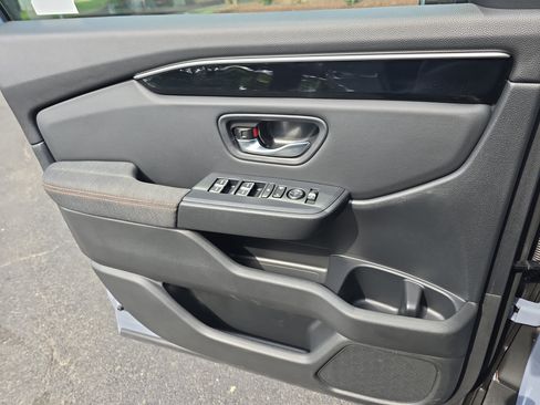 Used 2025 Honda Pilot Sport image 27