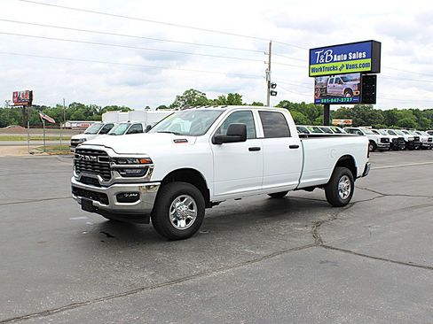 Used 2026 RAM 2500 Tradesman w/ Chrome Appearance Group AWD/4WD image 2
