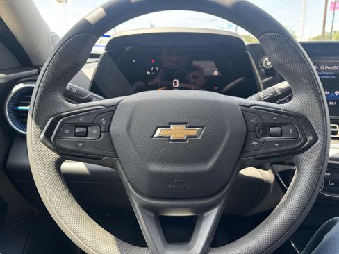 Used 2025 Chevrolet Trax LT FWD image 27