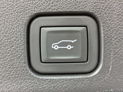 Used 2026 Chevrolet Traverse LT w/ Sun and Wheel Package FWD image 8