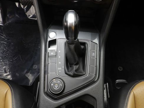 Used 2019 Volkswagen Tiguan SE AWD/4WD image 12