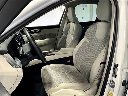 Used 2022 Volvo XC60 B5 Momentum image 32