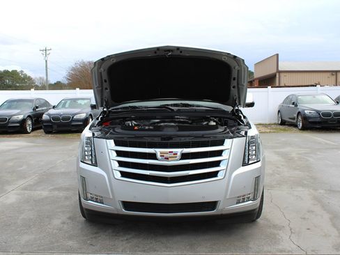 Used 2017 Cadillac Escalade ESV Luxury image 40