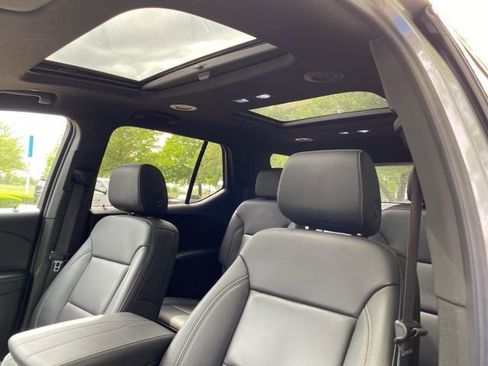 Used 2023 Chevrolet Traverse LT w/ LT Premium Package AWD/4WD image 2