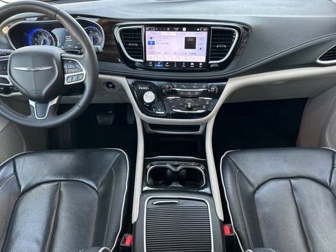 Used 2023 Chrysler Pacifica Limited image 4