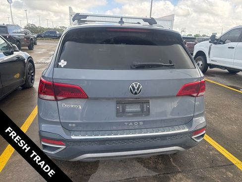 Used 2022 Volkswagen Taos SE w/ Driver Assistance Package image 4