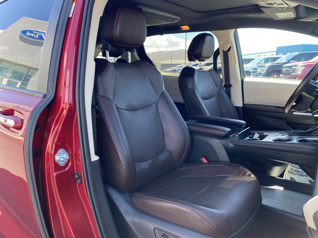 Used 2023 Toyota Sienna Platinum AWD/4WD image 5