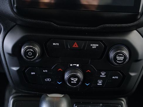 Used 2018 Jeep Renegade Latitude w/ UConnect 8.4 Nav Group image 18