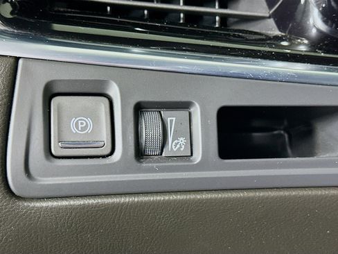 Used 2025 Cadillac XT6 Premium Luxury image 17