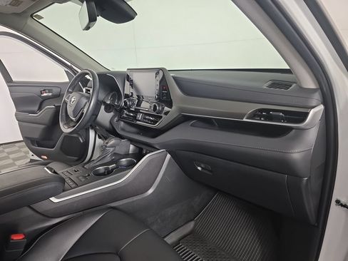 Used 2022 Toyota Highlander XLE AWD/4WD image 30