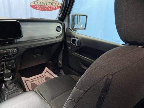 Used 2024 Jeep Wrangler Sahara image 30