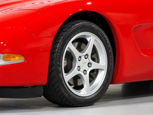 Used 2004 Chevrolet Corvette Convertible w/ Preferred Equipment Group RWD image 25