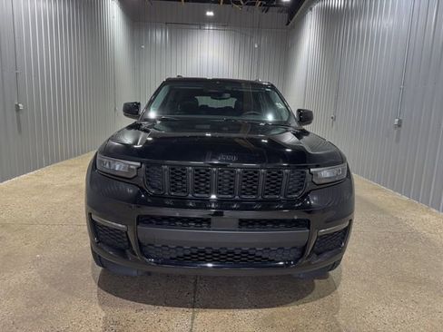 Used 2023 Jeep Grand Cherokee L Limited w/ Black Appearance Package AWD/4WD image 9