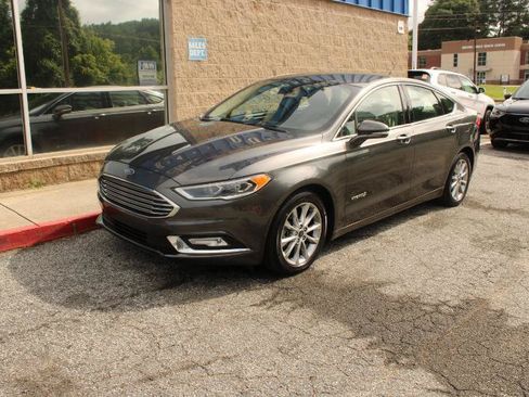Used 2017 Ford Fusion SE w/ Equipment Group 602A FWD image 3