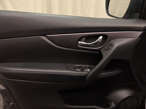 Used 2016 Nissan Rogue S image 11