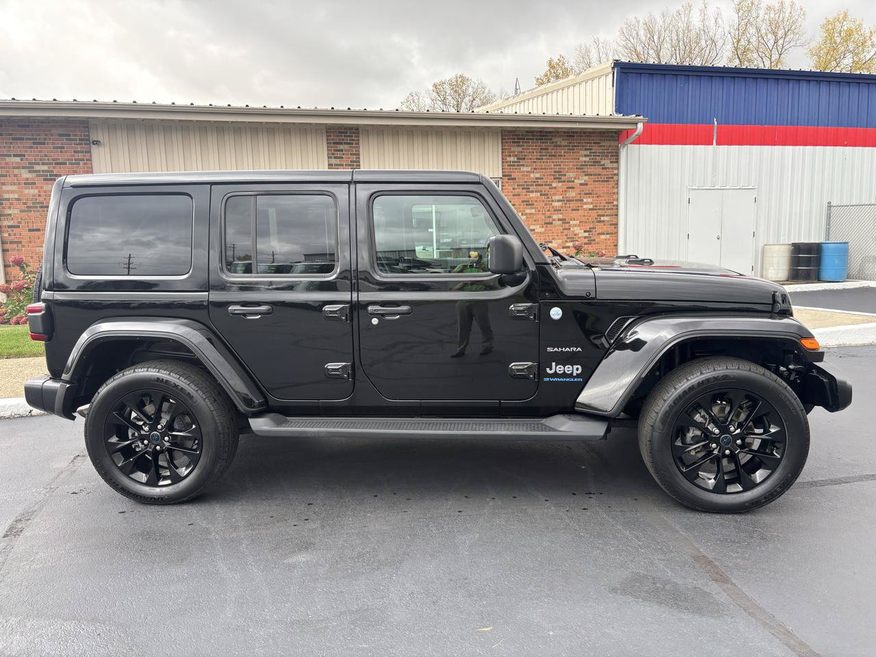 Used 2024 Jeep Wrangler Unlimited Sahara w/ Technology Group AWD/4WD image 2
