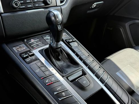 Used 2018 Porsche Macan Sport Edition image 42