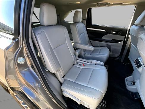 Used 2018 Toyota Highlander XLE FWD image 19
