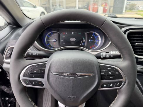 Used 2025 Chrysler Pacifica Select FWD image 12