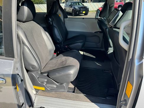 Used 2013 Toyota Sienna SE FWD image 20