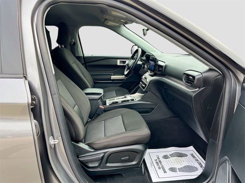 Used 2023 Ford Explorer XLT image 28
