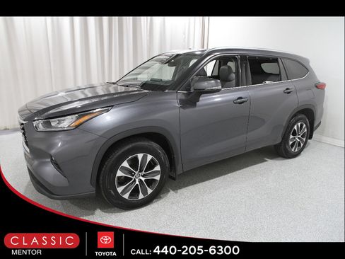 Used 2020 Toyota Highlander XLE AWD/4WD image 3