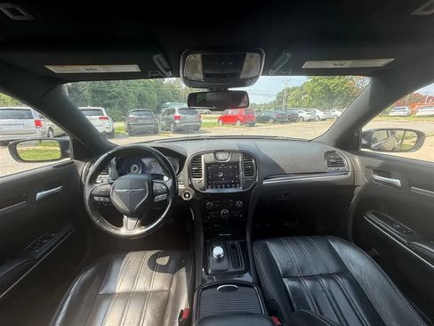 Used 2019 Chrysler 300 S RWD image 9