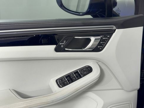 Certified 2024 Porsche Macan AWD/4WD image 15
