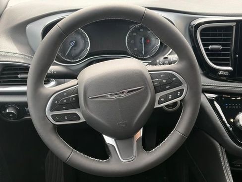 New 2026 Chrysler Pacifica Limited w/ Uconnect Theater Family Group FWD image 78